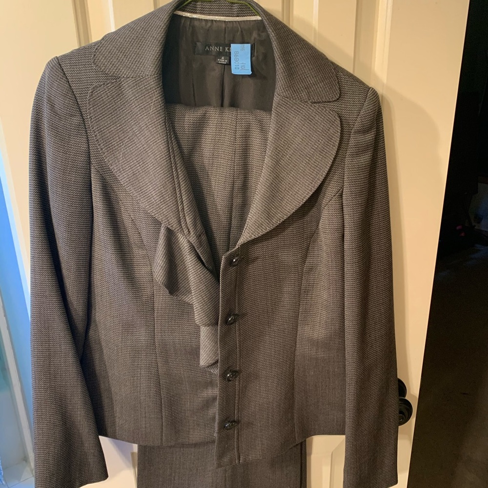 Ladies Suit - Anne Klein - size 4 great condition